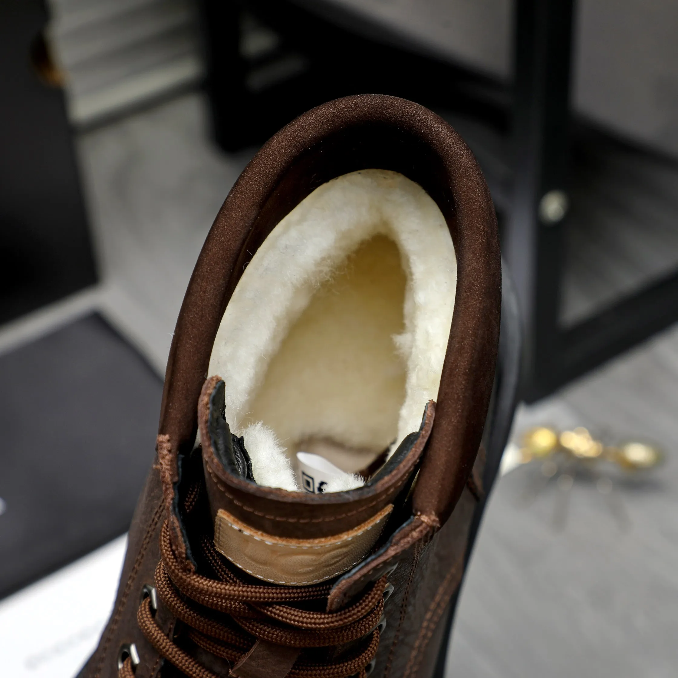 P620 Product trademark: "UGG" Gaobang men's shoes Regular size: 39-44 Product materials: Selected color-brushed cowhide upper, wool lining, original outsole